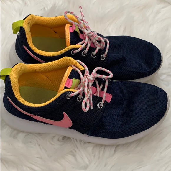 Nike Roshe Run sneakers (youth size) - Picture 3 of 4